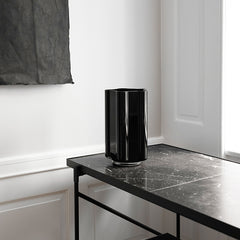 Louise Roe Vase Funki mit asymmetrischen Linien in Schwarz