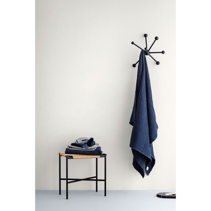 the-organic-compay-badetuch-bit-waffle-blau